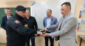 В преддверии Дня Победы гимназии №2 подарили макет автомата Калашникова